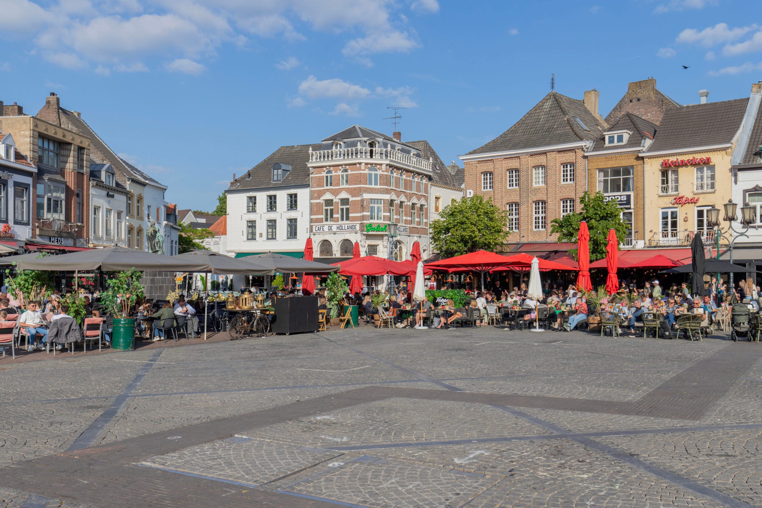 Sittardse Markt overdag met terrassen