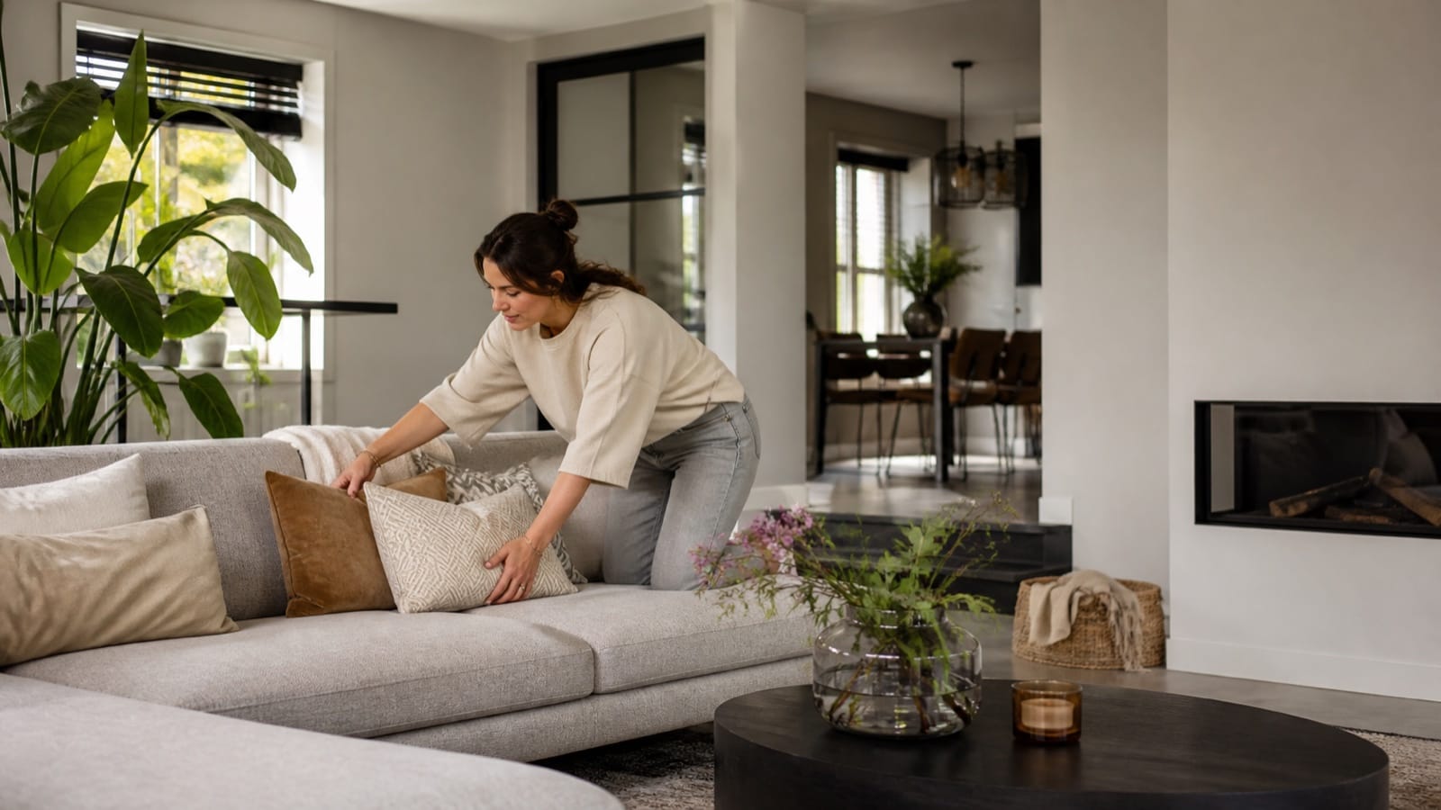 Professionele woningfotografie van een lichte verkoopklare woonkamer